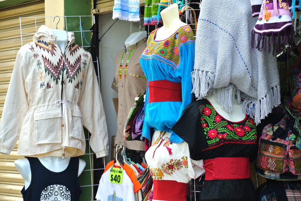 Venta de ropa típica en Palenque Chiapas