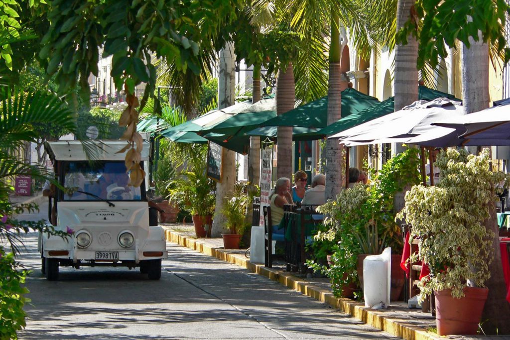 Paseo por las calles de Mazatlán en una Pulmonía