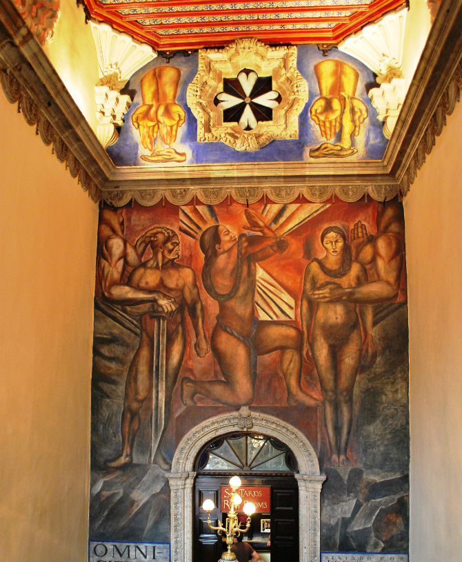 Mural en las escaleras de la Casa de los Azulejos