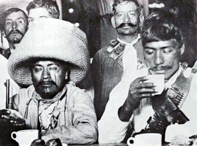 soldados_zapatistas desayunando en el Sanborns
